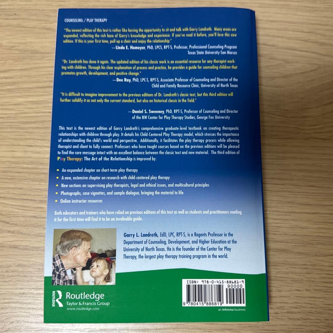 洋書 Play Therapy:The Art of the Relationship