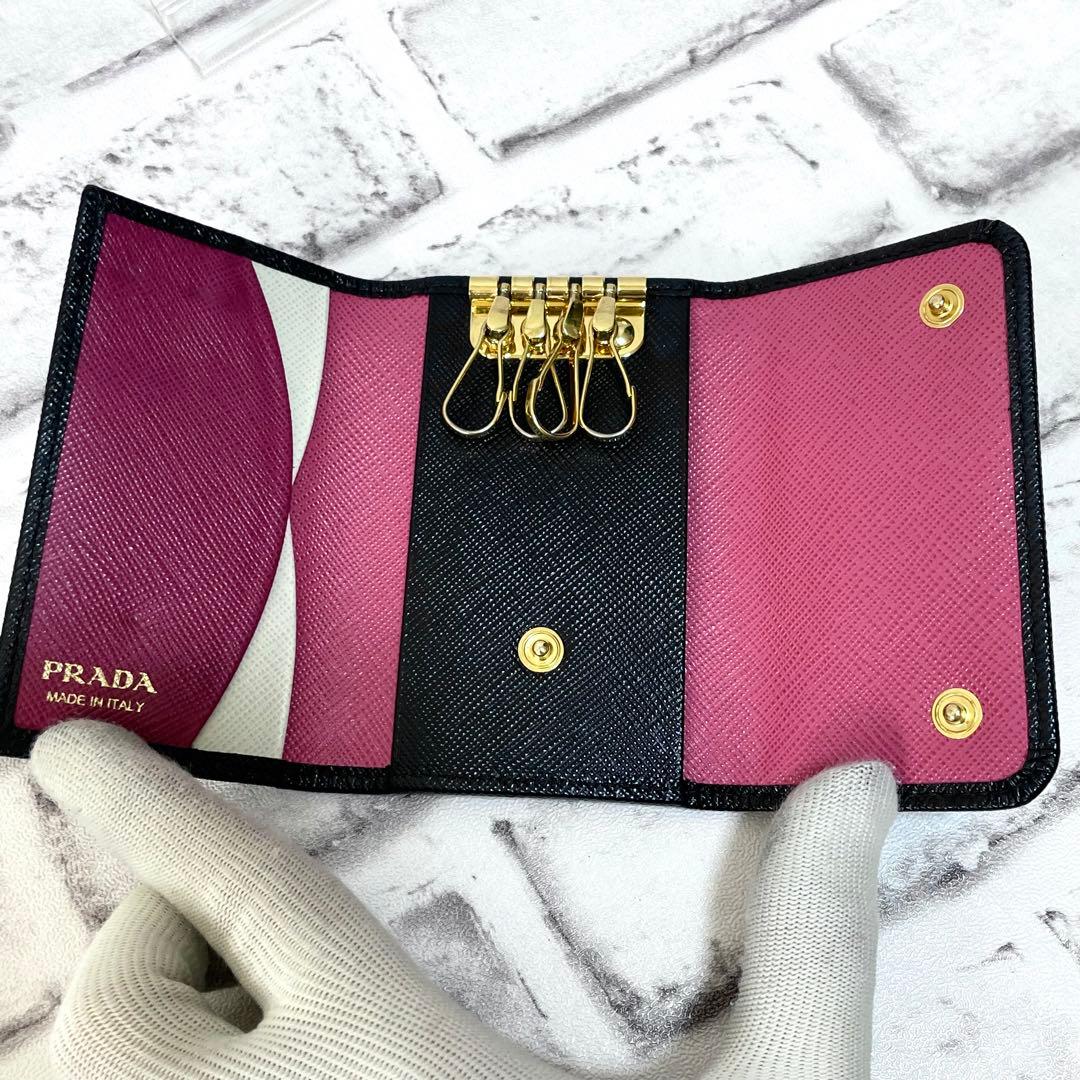 美品✨プラダ　4連キーケース　バイカラー　RFIDタグ　現行　黒