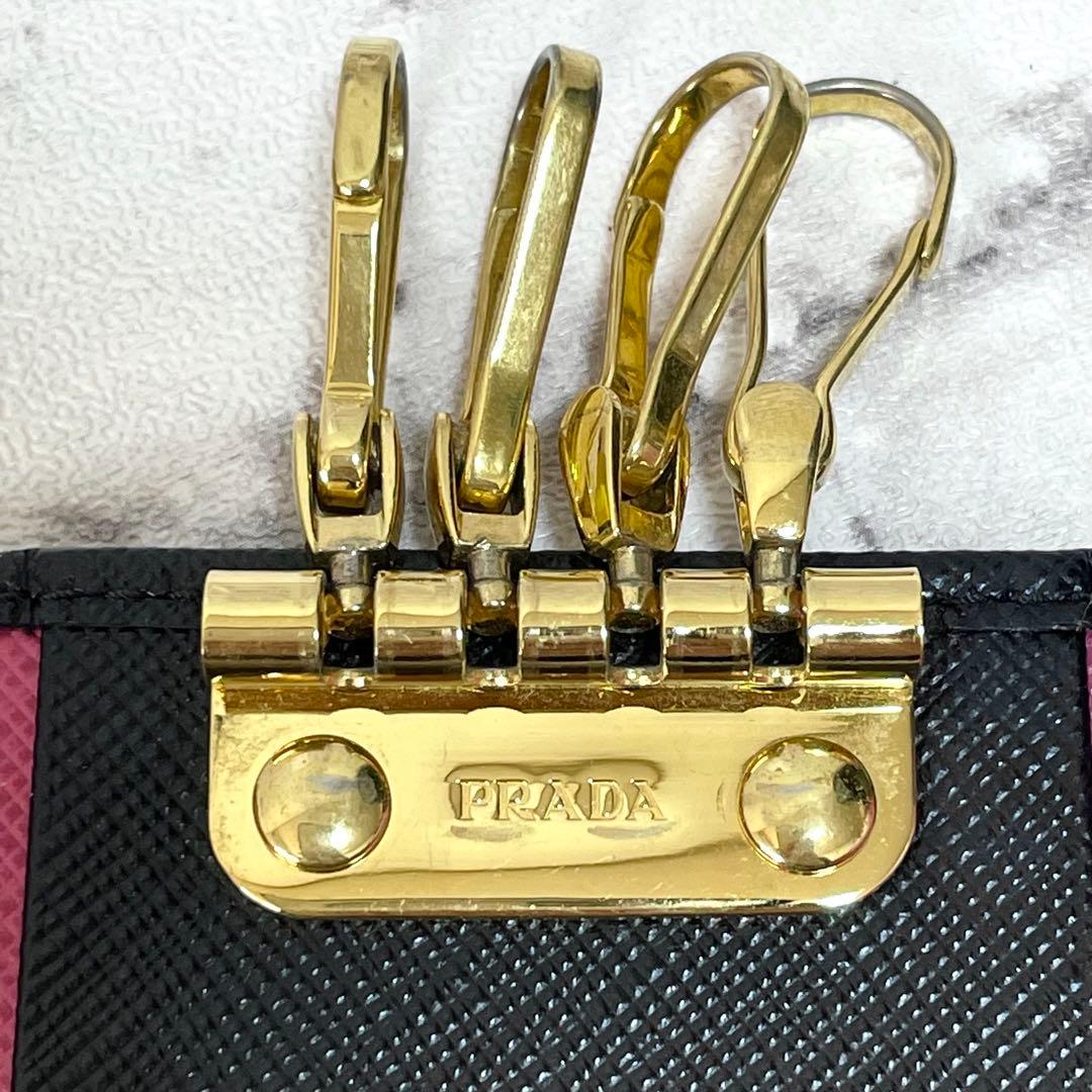 美品✨プラダ　4連キーケース　バイカラー　RFIDタグ　現行　黒
