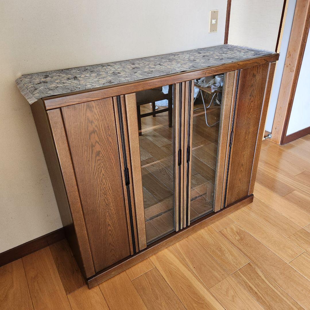 木製ガラス扉付きキャビネット