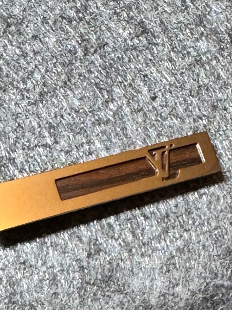 LVロゴ ネクタイピン 木材と金属