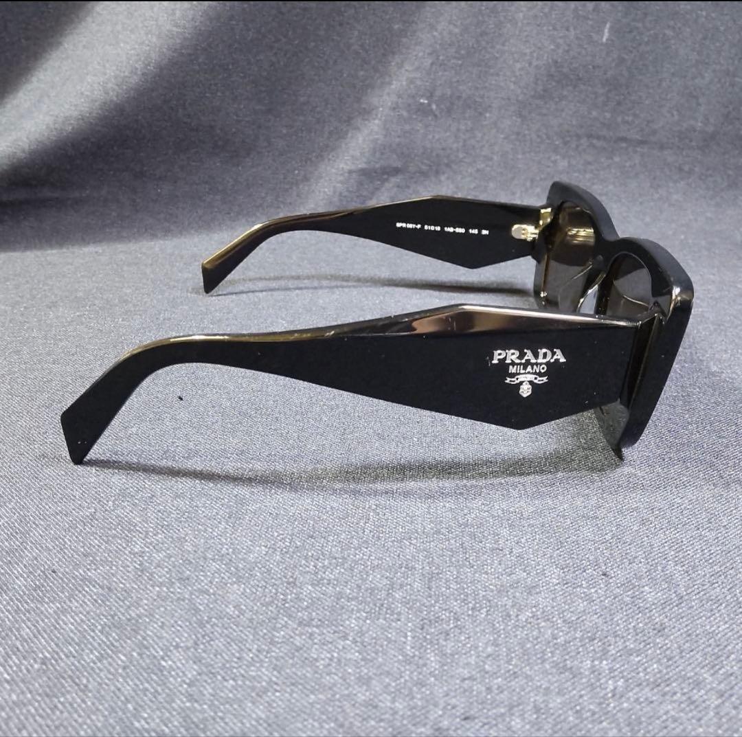 PRADA サングラス SPR 08Y キャットアイ型トライアングルロゴ