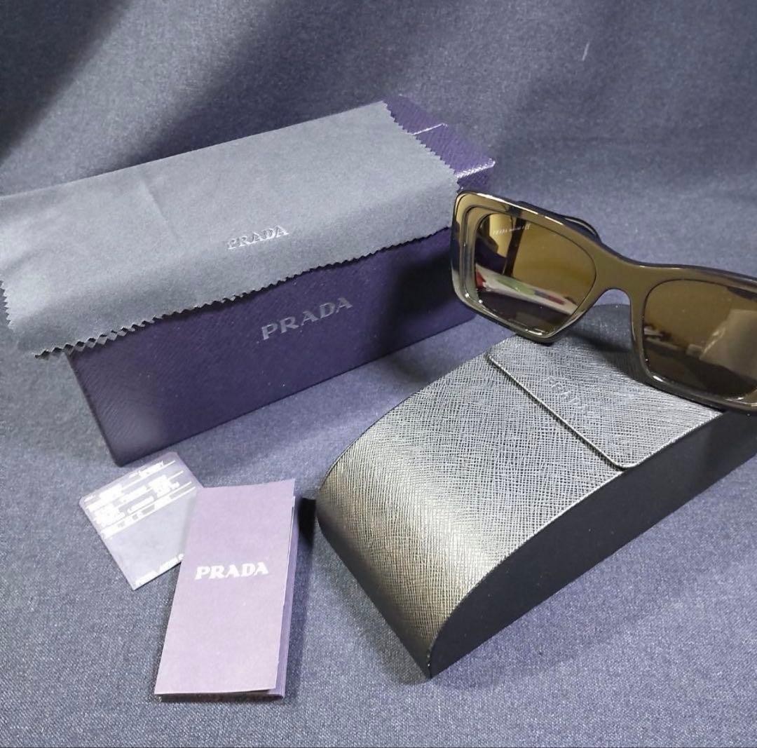 PRADA サングラス SPR 08Y キャットアイ型トライアングルロゴ