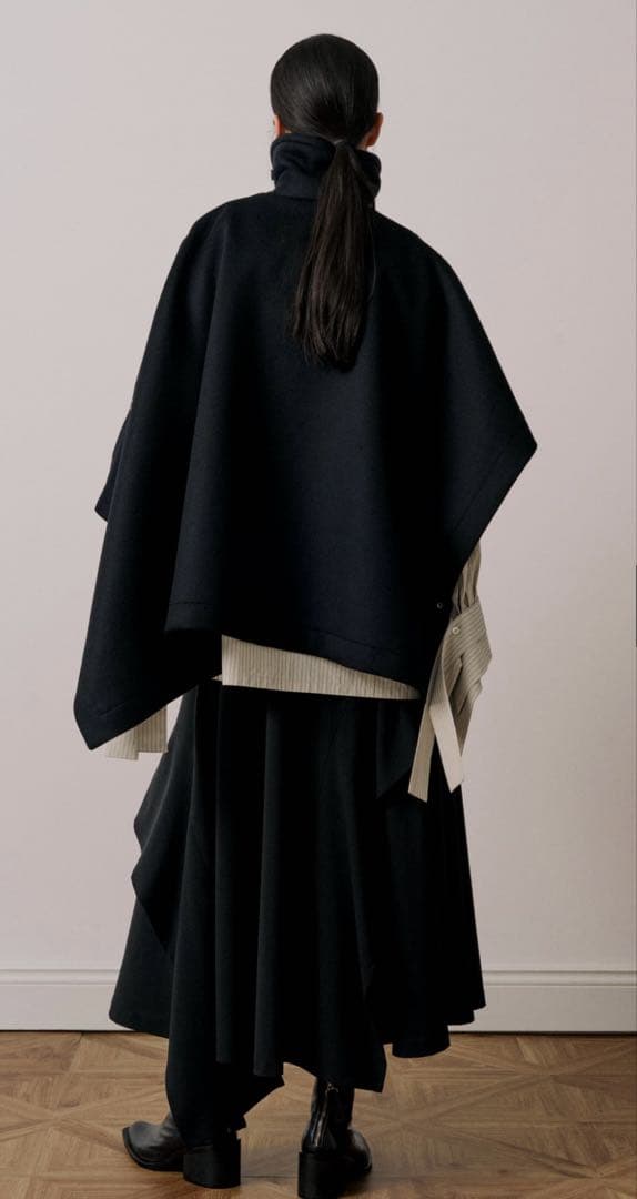 新品タグ付UJOH Asymmetry Cape