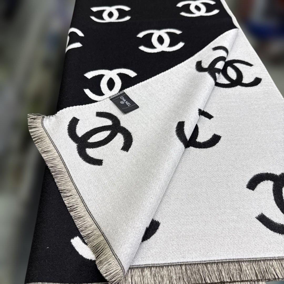 【本日限定価格】ノベルティCHANELリバーシブルストール ブラック/ホワイト