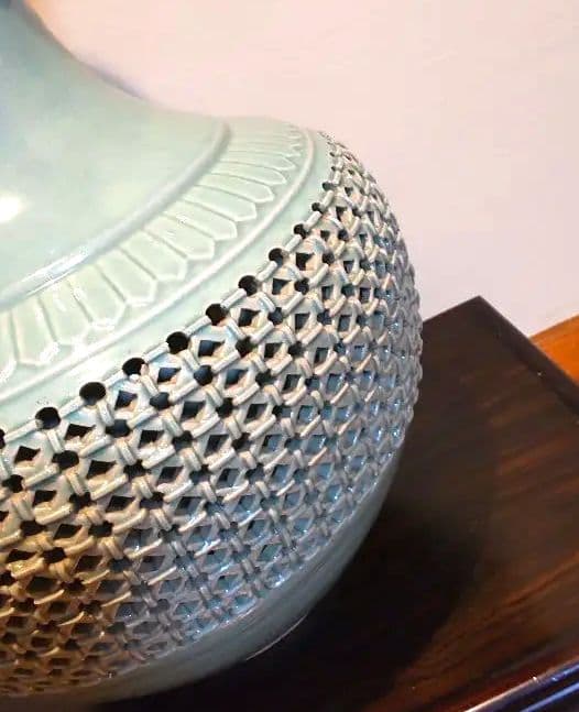 手渡し可 高麗青磁 芸元作 雲鶴文双耳飾壷 花瓶 網目透かし彫り 双耳 飾り壺