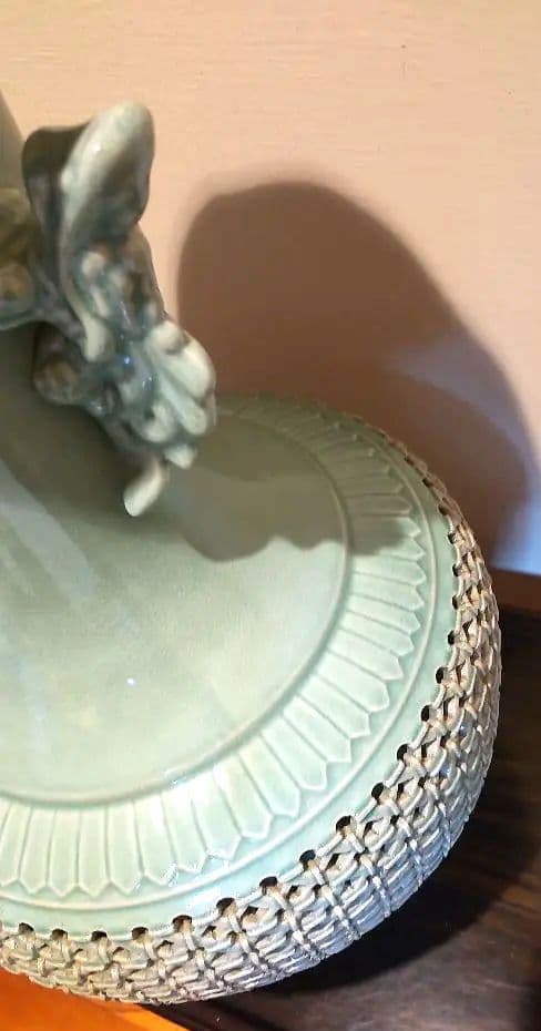 手渡し可 高麗青磁 芸元作 雲鶴文双耳飾壷 花瓶 網目透かし彫り 双耳 飾り壺