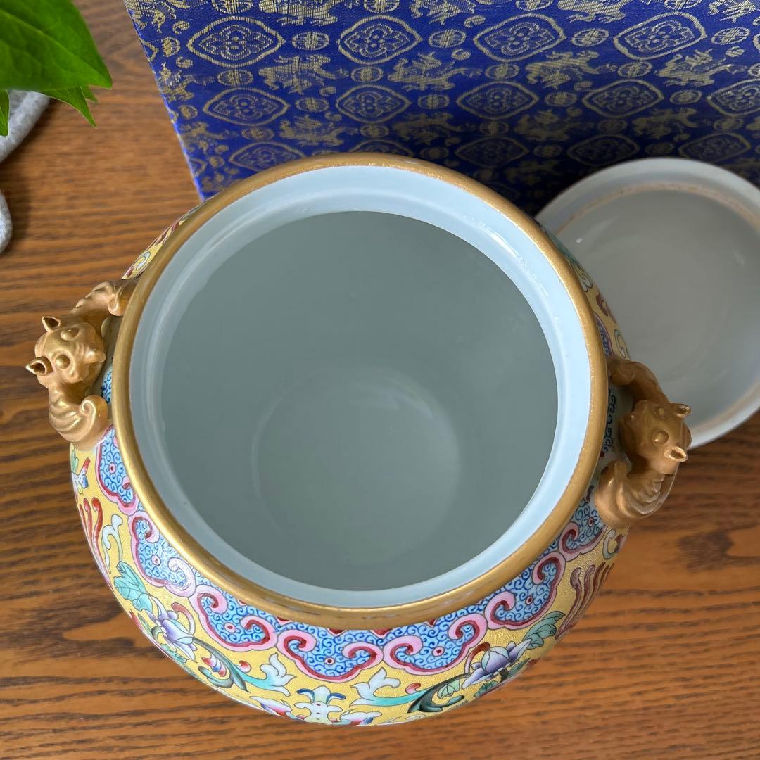 中国故宮博物院で購入した土産品 陶器の蓋付き容器 花と鳳凰の模様