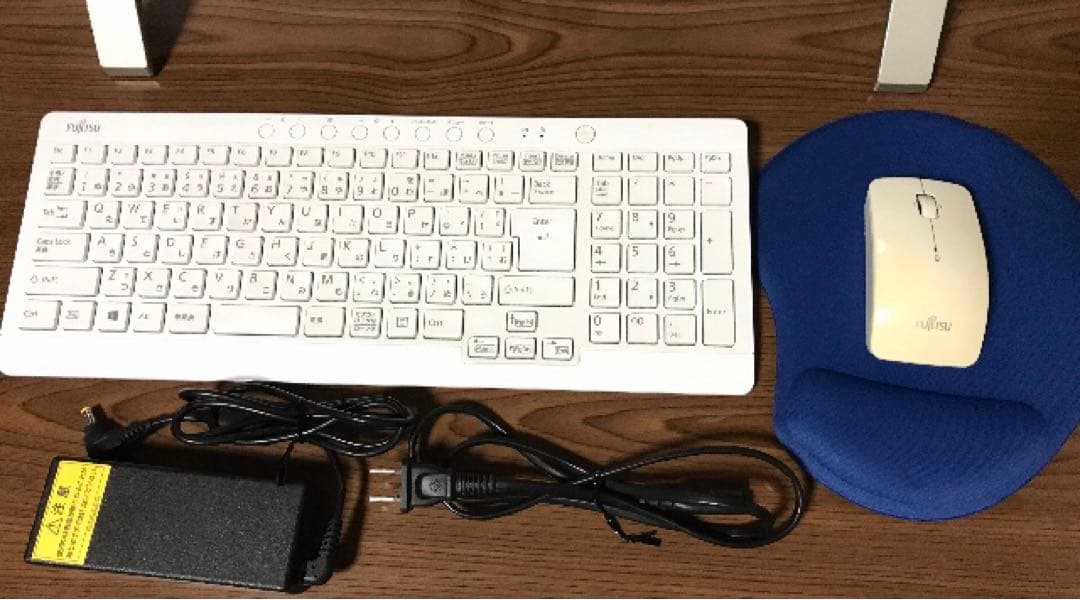 富士通　ESPRIMO FMVF52RW 液晶一体型デスクトップPC