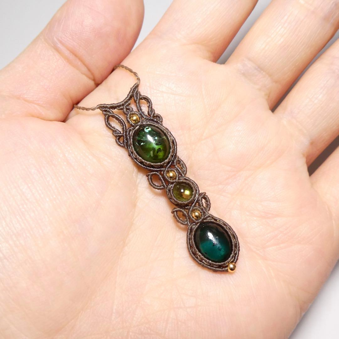 2種類のグリーンアンバー・ペリドットのマクラメネックレス