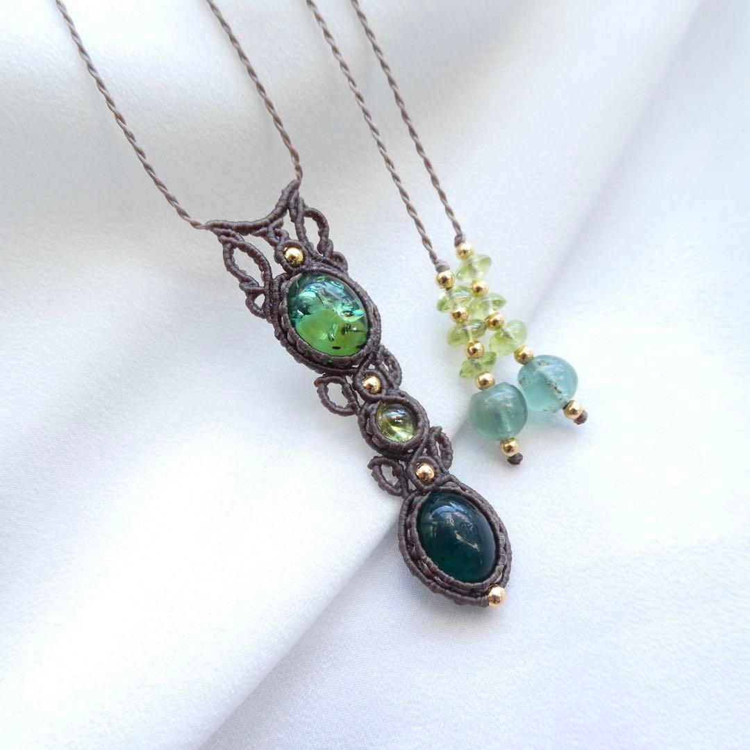 2種類のグリーンアンバー・ペリドットのマクラメネックレス