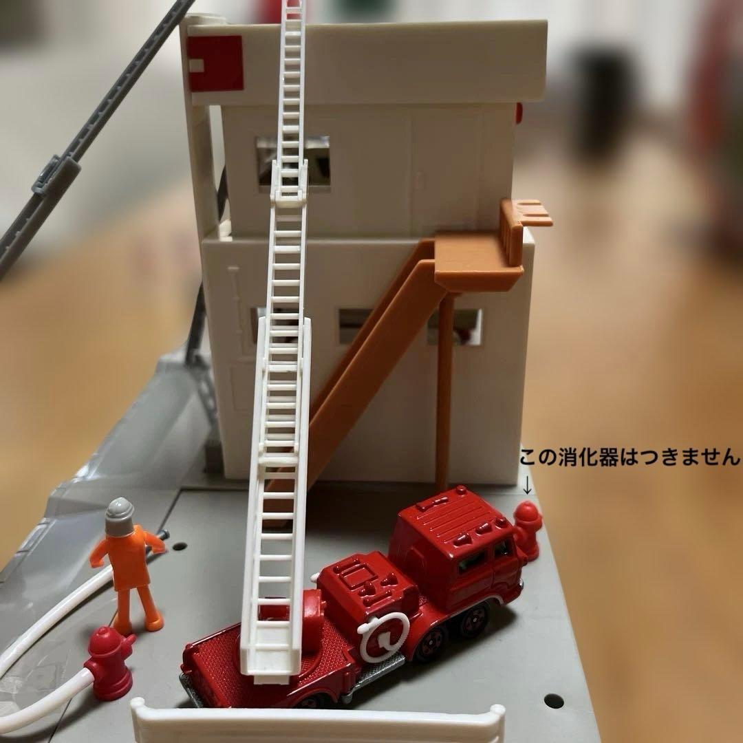 に*)様 トミカ タウン消防署+☆トミカ（消防車、救急車）、人形付き☆