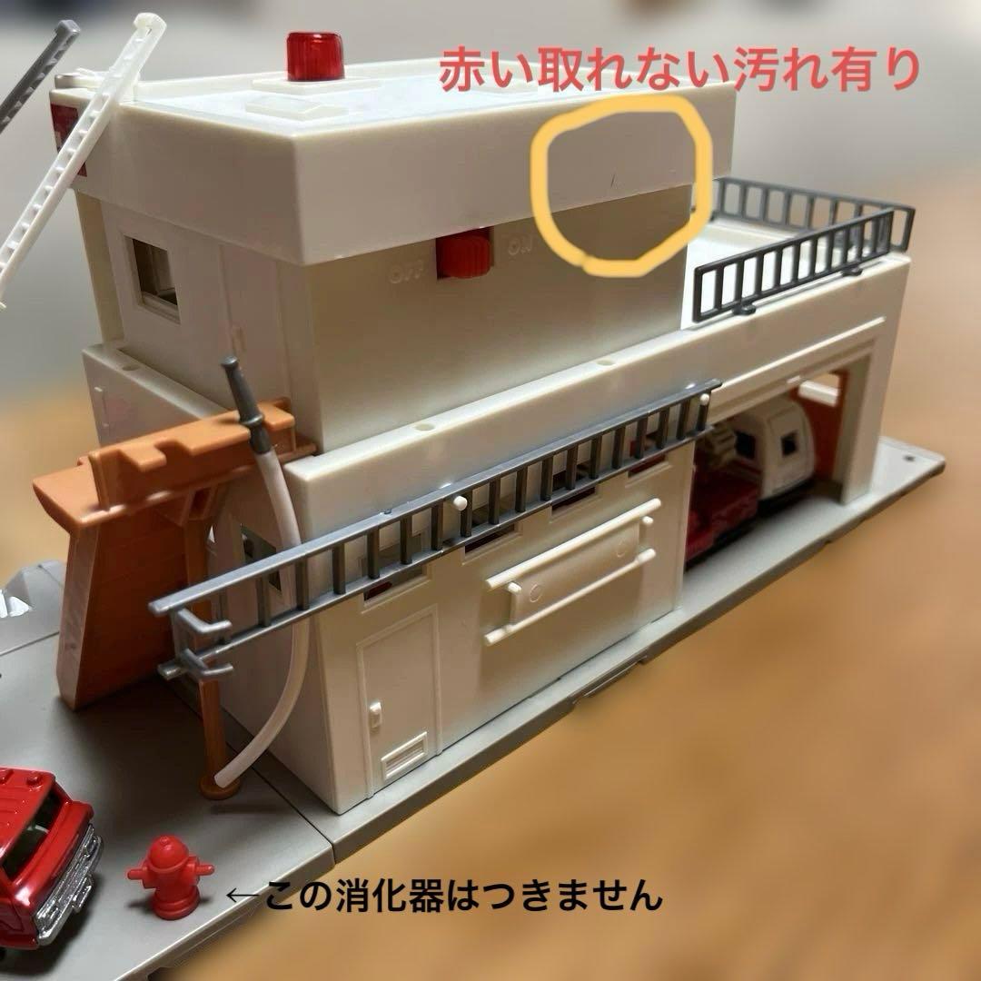 に*)様 トミカ タウン消防署+☆トミカ（消防車、救急車）、人形付き☆