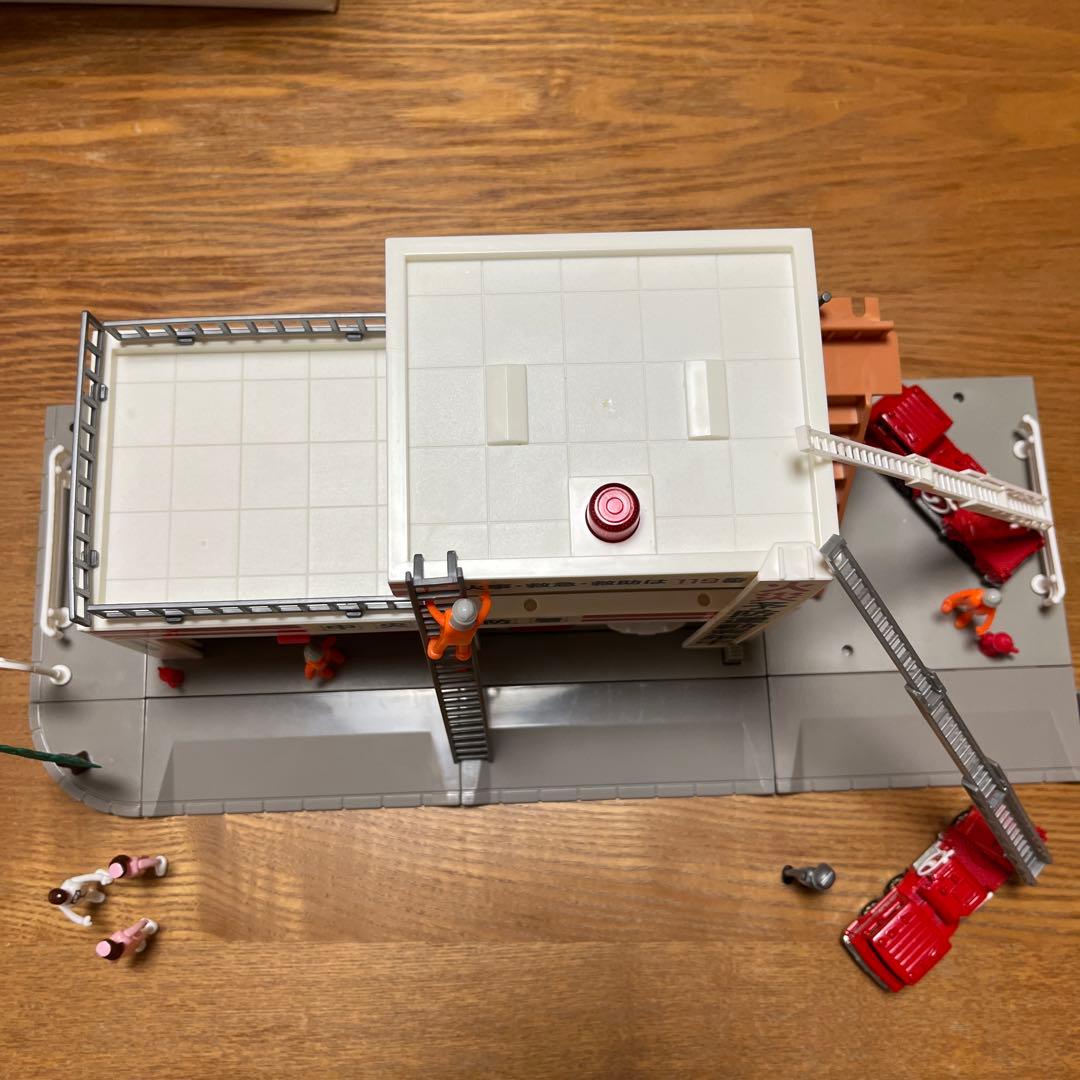 に*)様 トミカ タウン消防署+☆トミカ（消防車、救急車）、人形付き☆