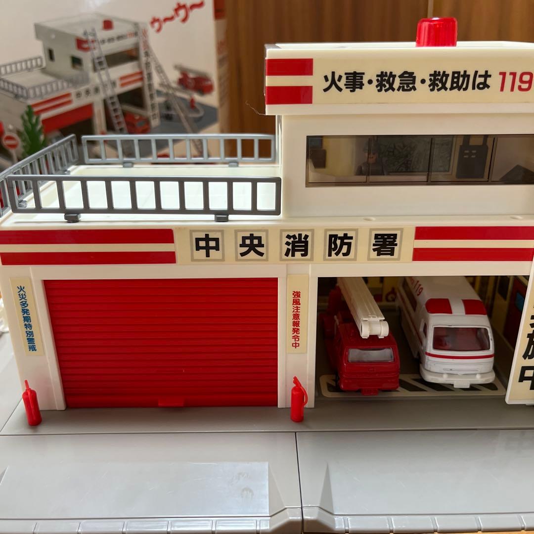 に*)様 トミカ タウン消防署+☆トミカ（消防車、救急車）、人形付き☆