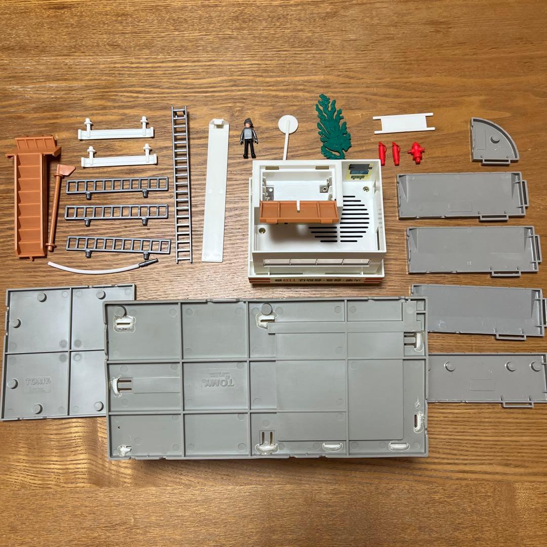 に*)様 トミカ タウン消防署+☆トミカ（消防車、救急車）、人形付き☆
