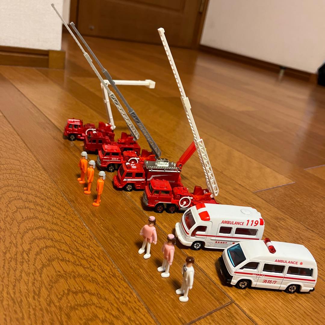 に*)様 トミカ タウン消防署+☆トミカ（消防車、救急車）、人形付き☆