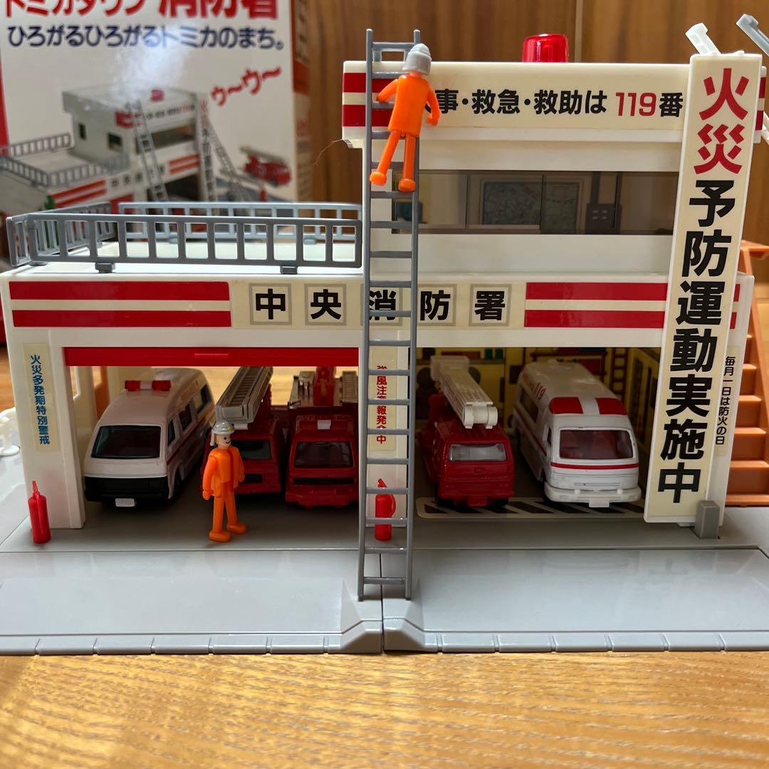 に*)様 トミカ タウン消防署+☆トミカ（消防車、救急車）、人形付き☆