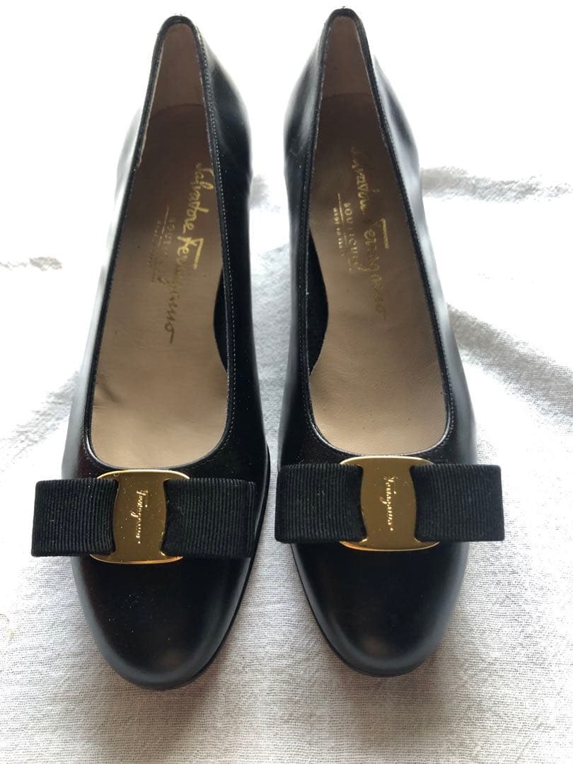 新品未使用Salvatore Ferragamo VARAブラックリボンシューズ