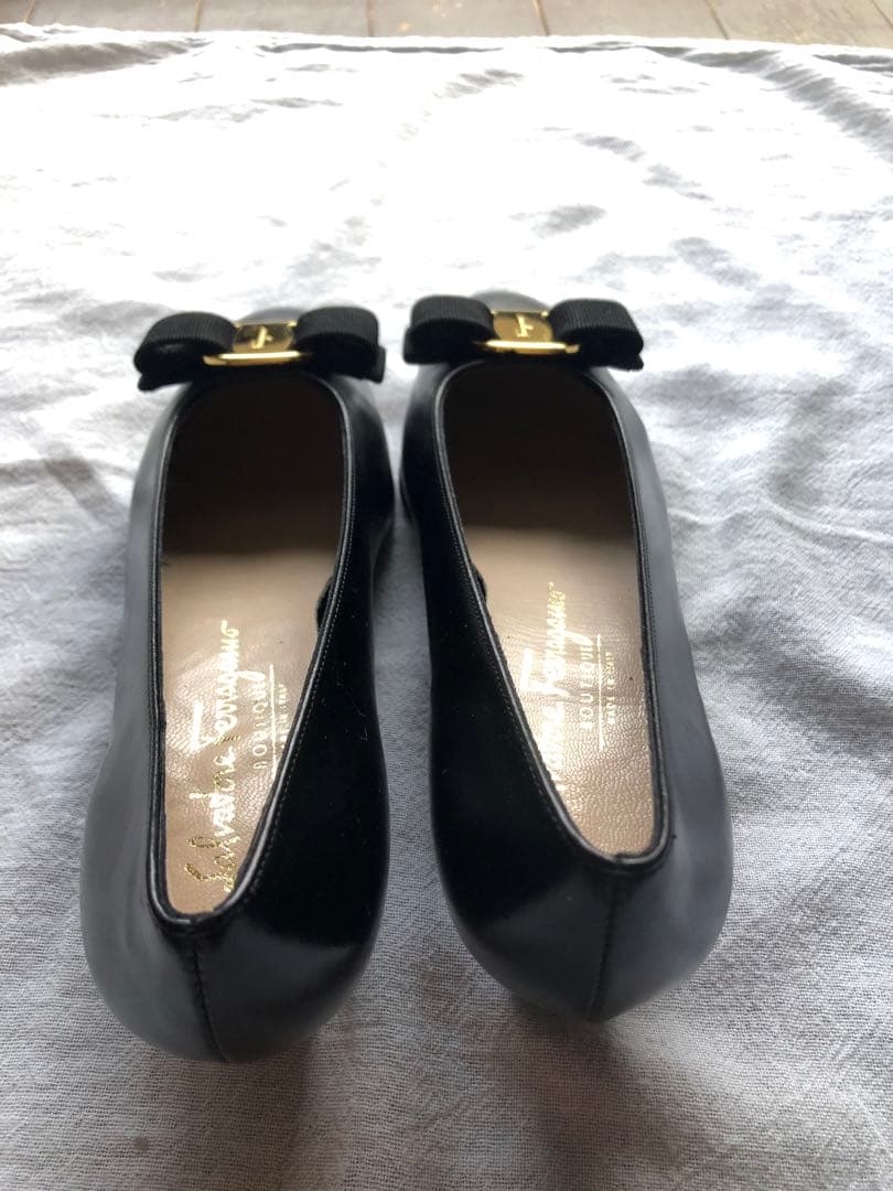 新品未使用Salvatore Ferragamo VARAブラックリボンシューズ