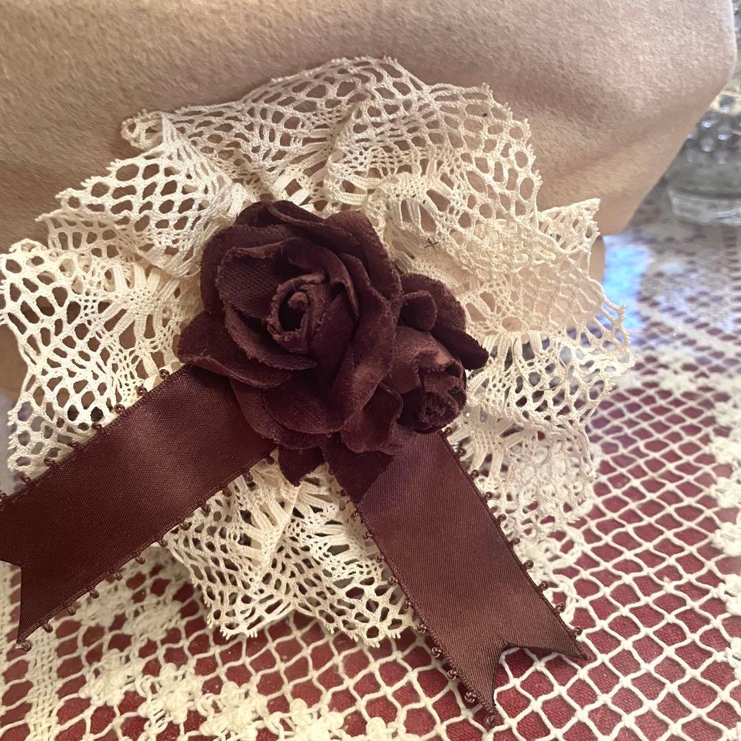 新品　未使用　メアリーマグダレン　ベレー帽　帽子　モカ　生成り　コサージュ　薔薇