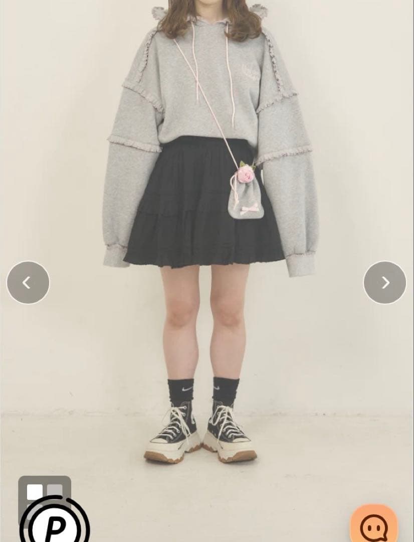 Hug the holidays グレー フリル付きパーカー