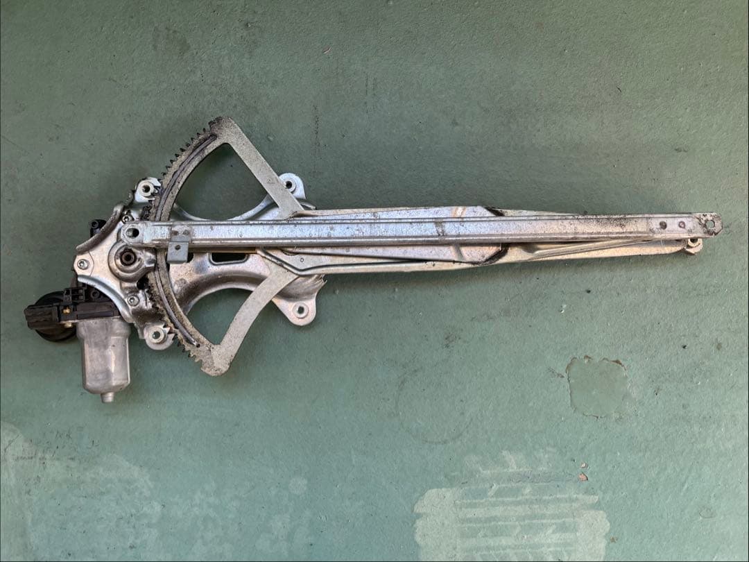 d*i様 ハイエース　レジアスエース　パワーウィンドウレギュレータ　モーター　右