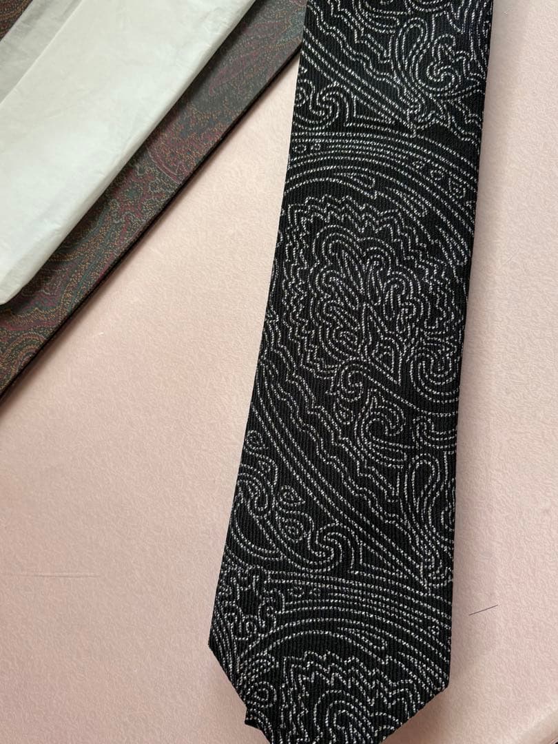 「新品未使用」ETROブラックシルバーラメ糸ペイズリー織りシルクブレンドネクタイ
