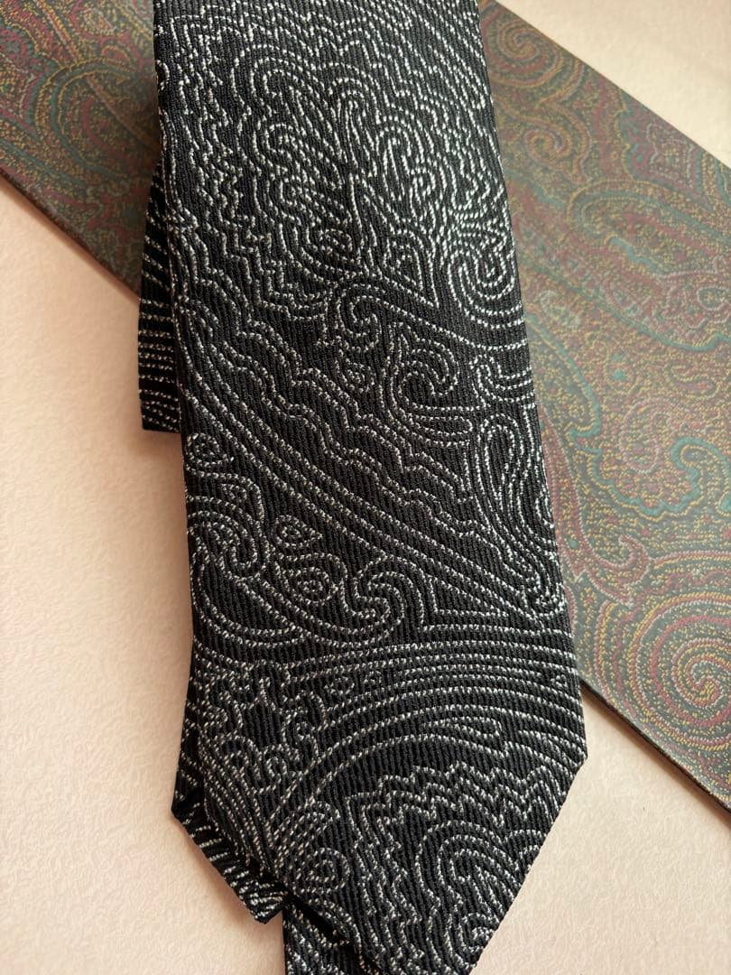 「新品未使用」ETROブラックシルバーラメ糸ペイズリー織りシルクブレンドネクタイ
