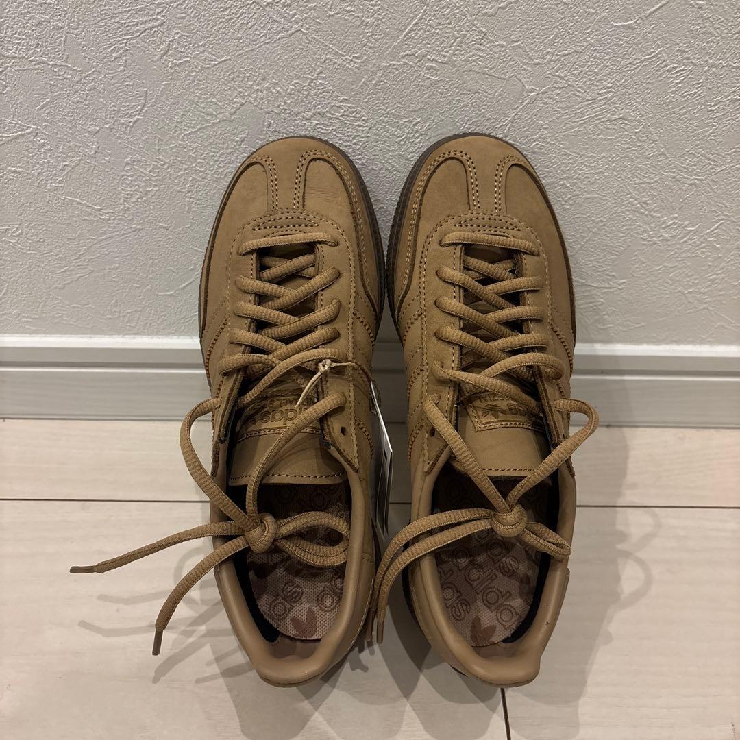 adidas ベージュ スニーカー