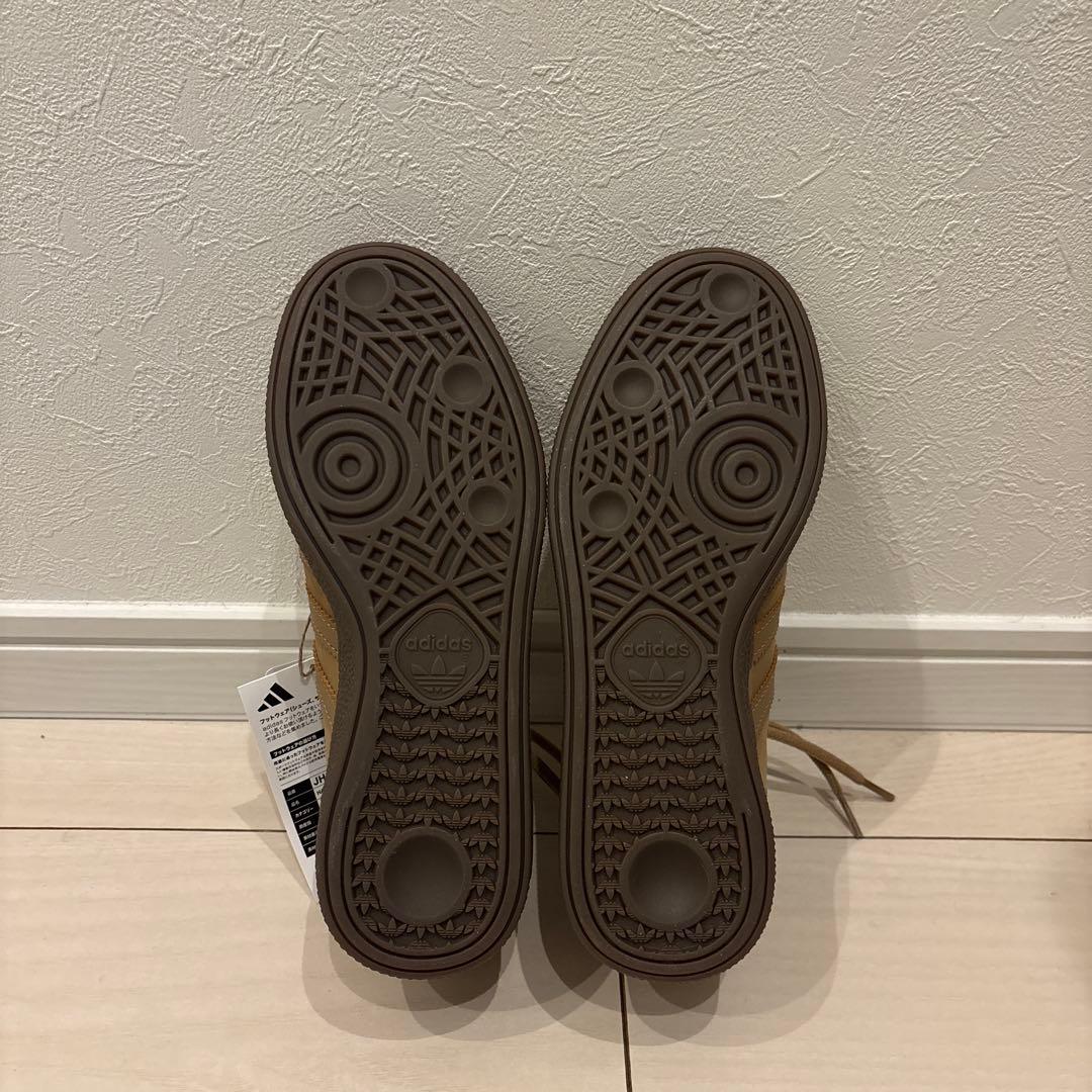 adidas ベージュ スニーカー