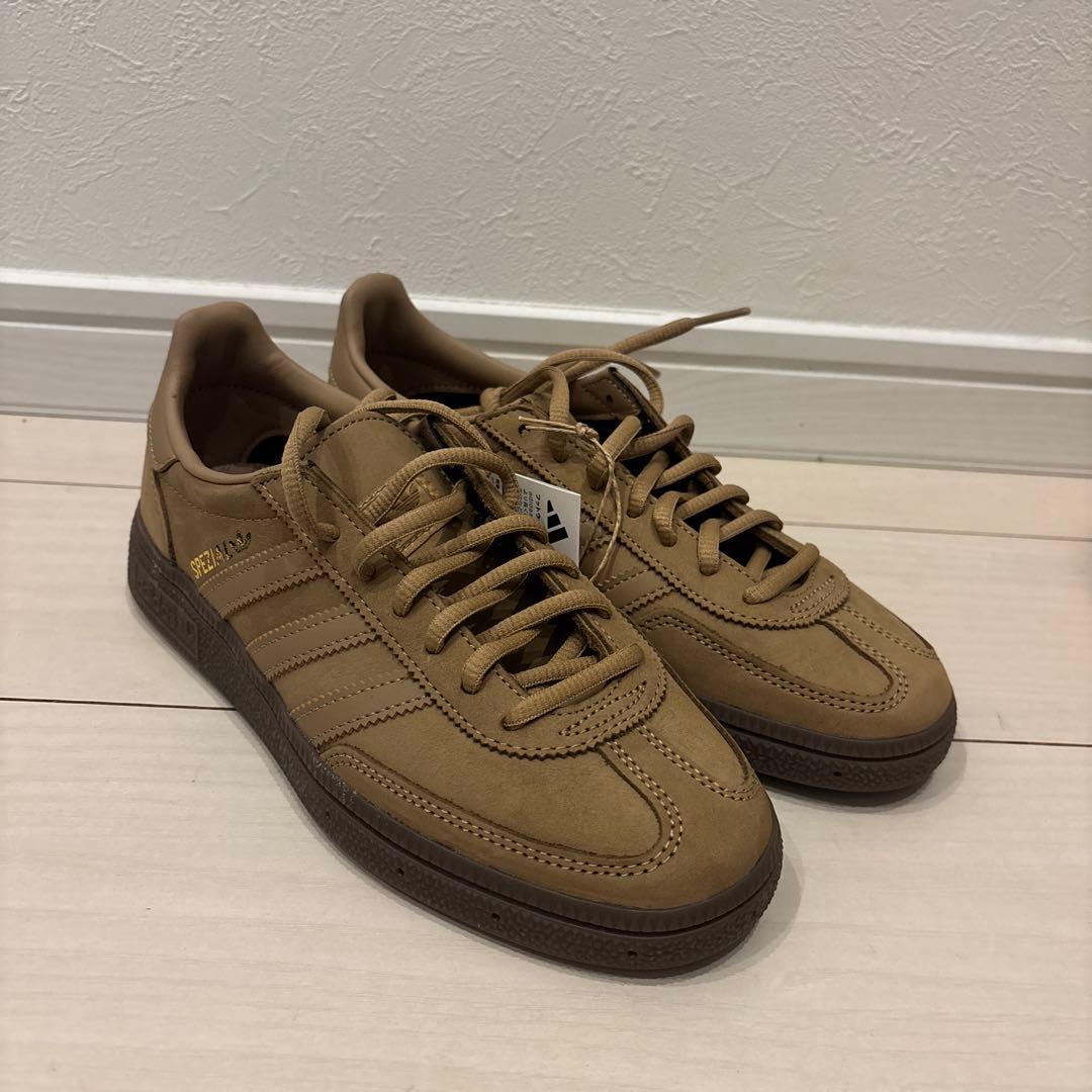 adidas ベージュ スニーカー