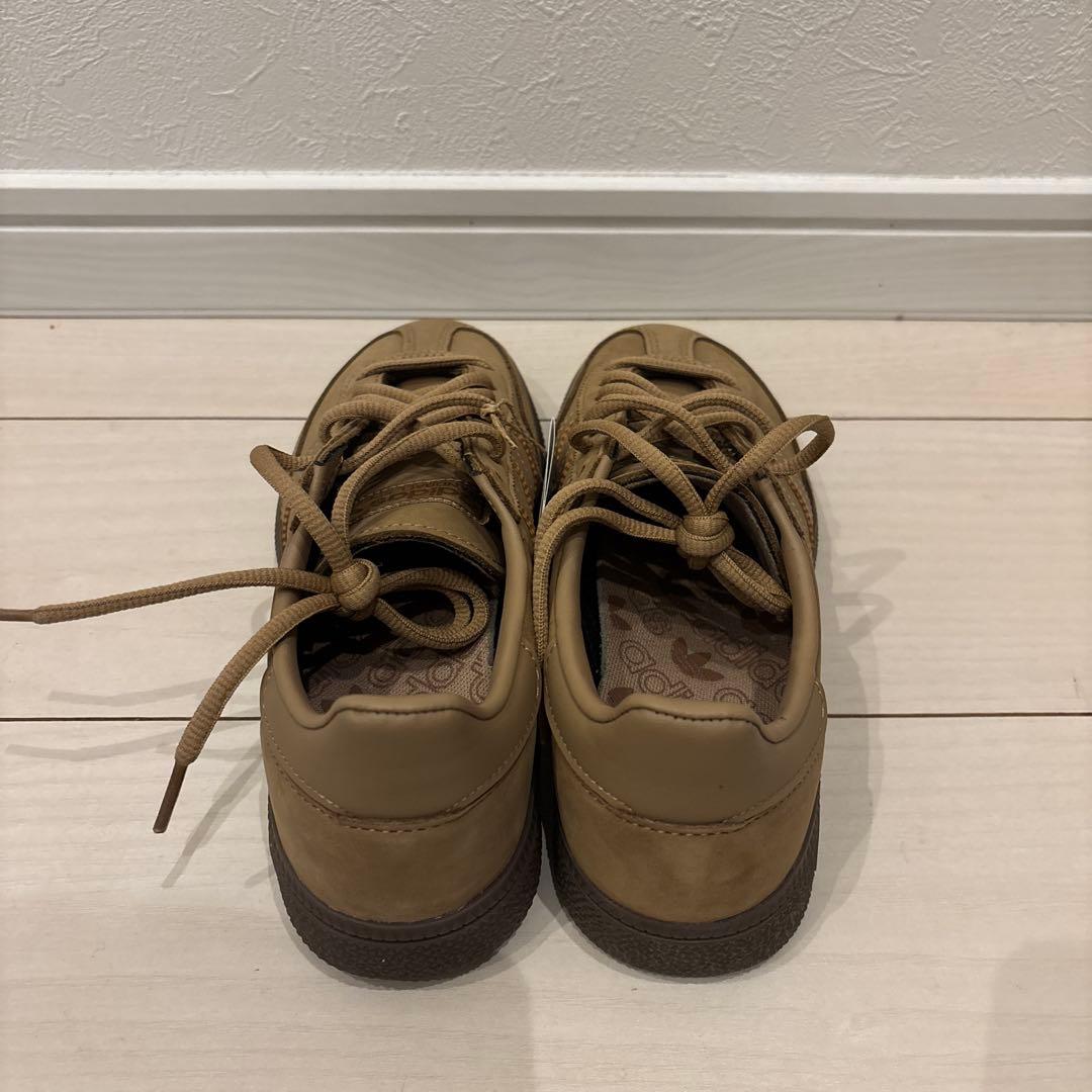 adidas ベージュ スニーカー