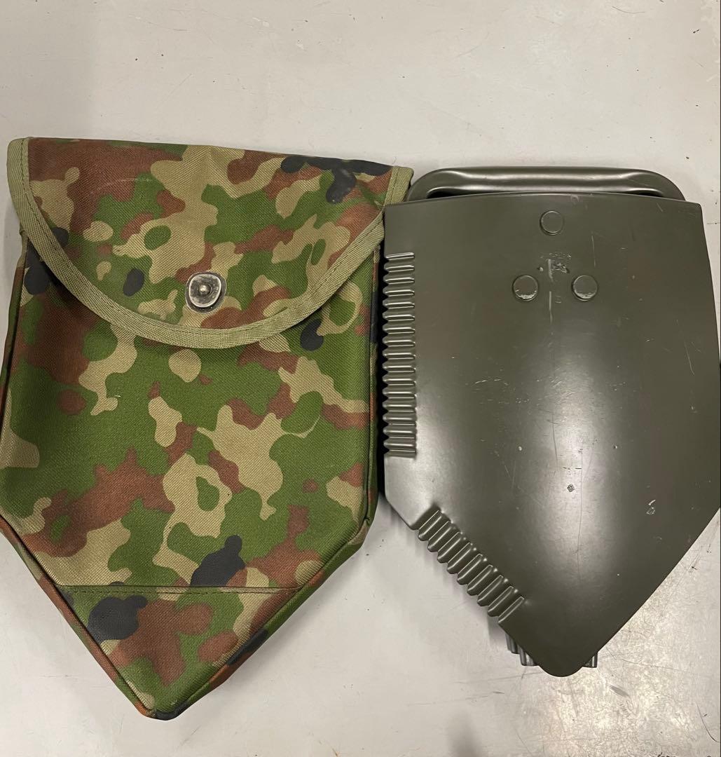 折りたたみ式カーキシャベルと迷彩ケース