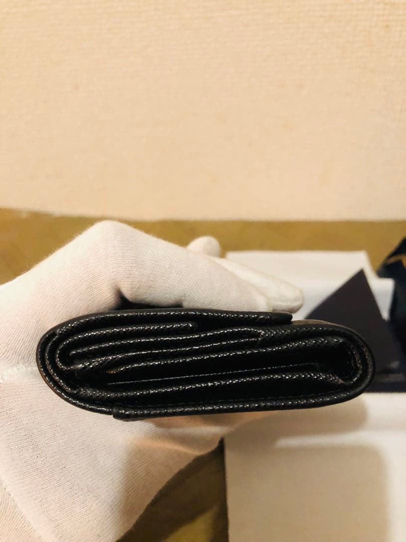PRADA 三つ折り財布 サフィアーノ 三角ロゴ レザー 黒(ICチップ搭載)