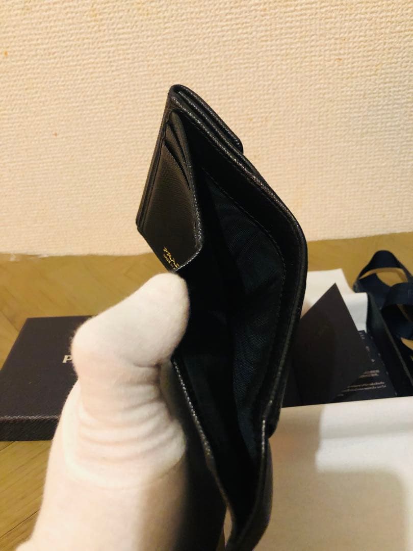 PRADA 三つ折り財布 サフィアーノ 三角ロゴ レザー 黒(ICチップ搭載)