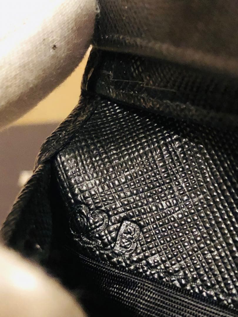 PRADA 三つ折り財布 サフィアーノ 三角ロゴ レザー 黒(ICチップ搭載)