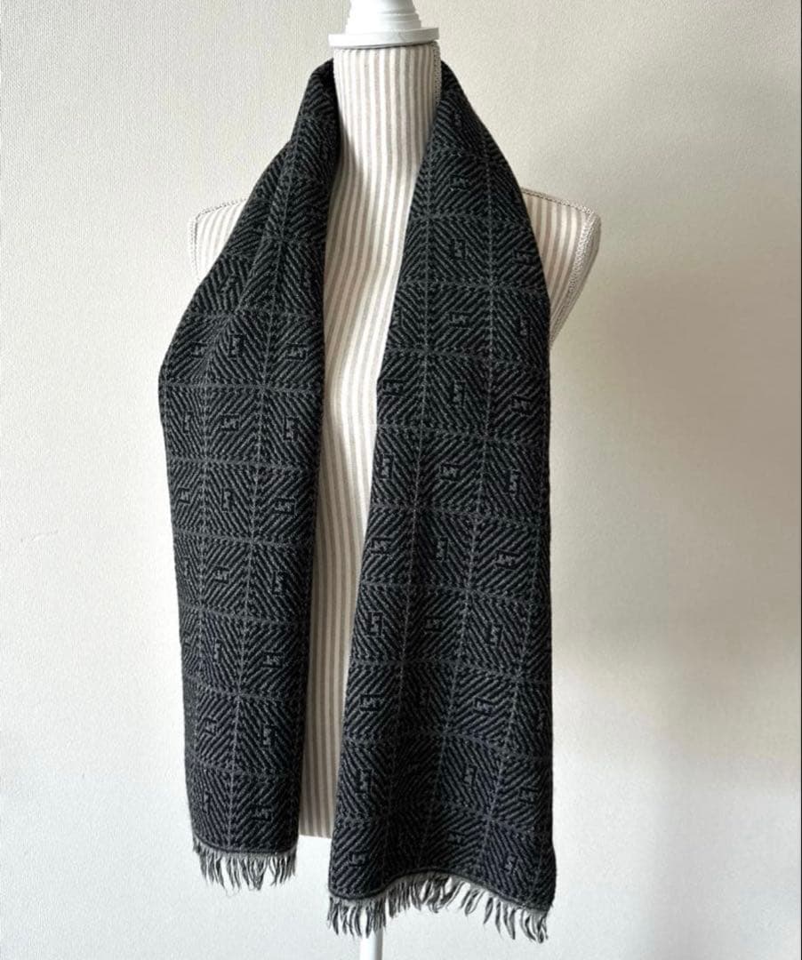 FENDI フェンディ　ズッカ柄　幾何学模様　薄手　黒×グレー　男女兼用