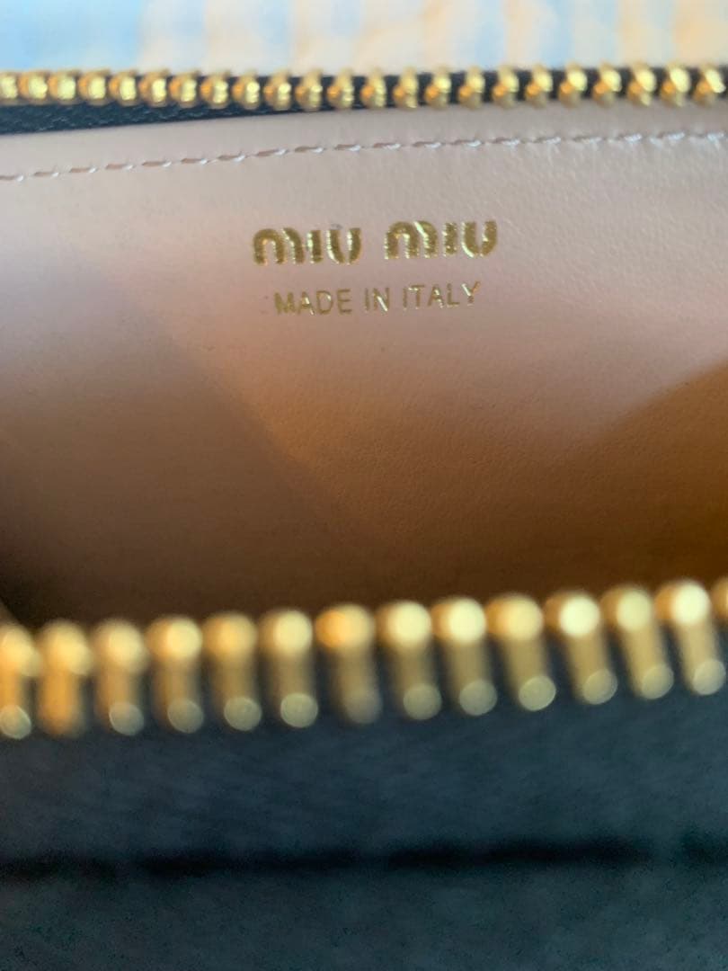 美品 miumiu チェーンウォレット ラウンドファスナー クロコ型押しブラック