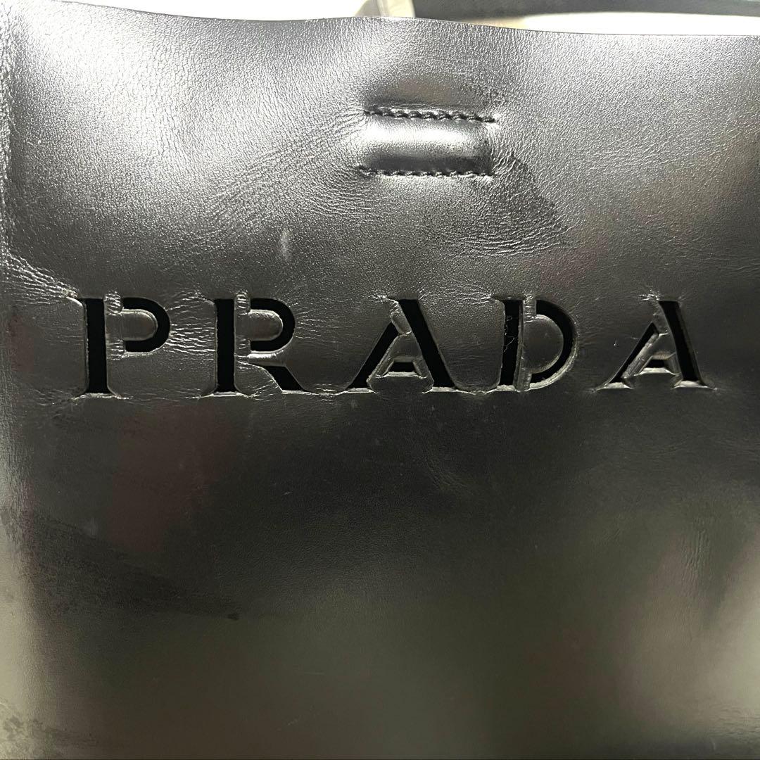 めりープラダ トートバッグ カットワーク ロゴ 肩掛け A4可 黒