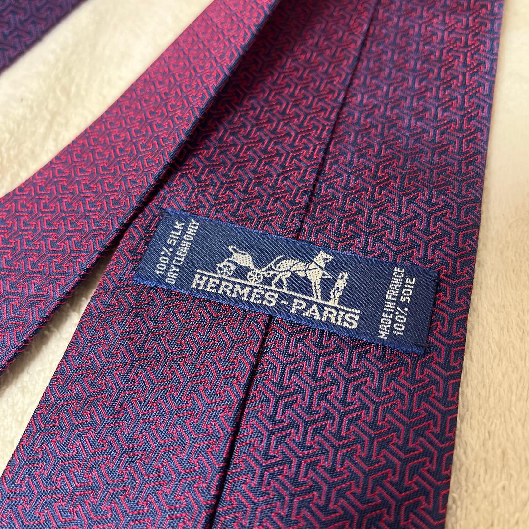【新品同様】HERMES ネクタイ Hキューブ Hロゴ 立体 ネイビーxレッド