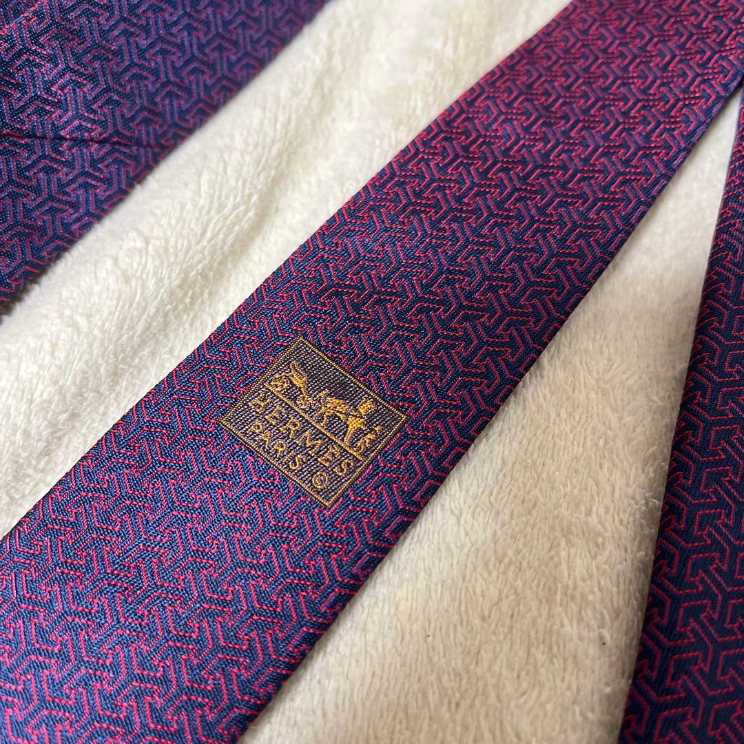 【新品同様】HERMES ネクタイ Hキューブ Hロゴ 立体 ネイビーxレッド