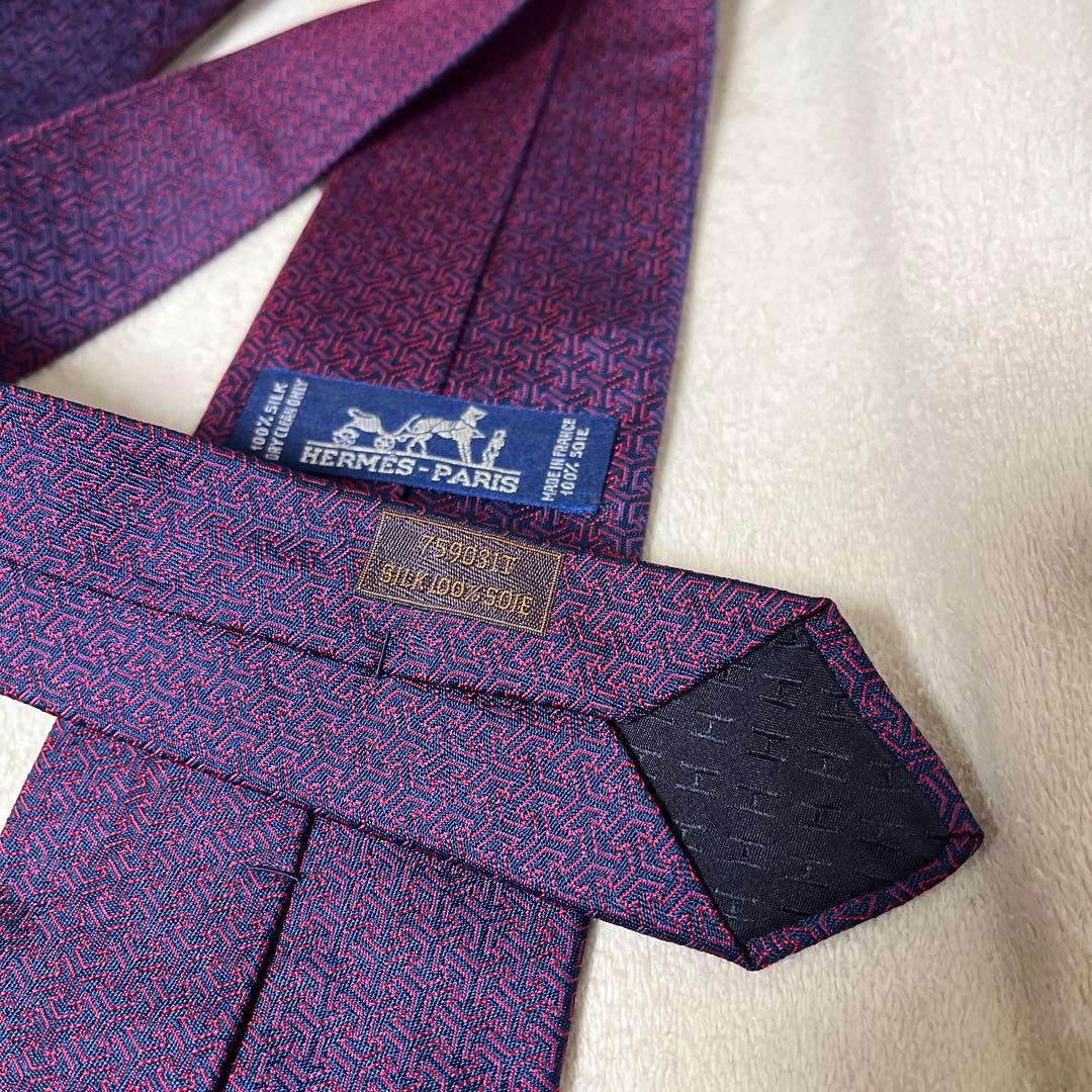 【新品同様】HERMES ネクタイ Hキューブ Hロゴ 立体 ネイビーxレッド