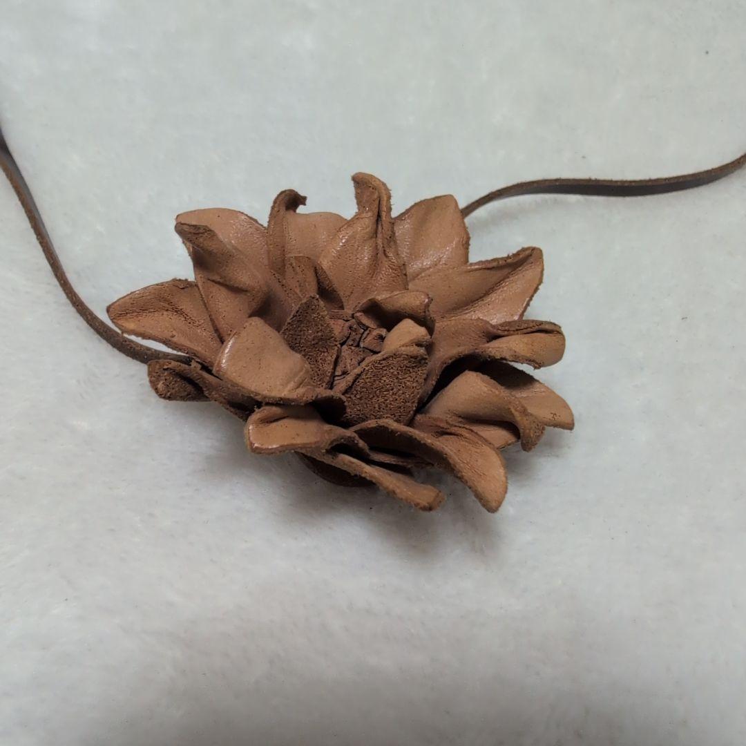 ブラウンレザー花ネックレス