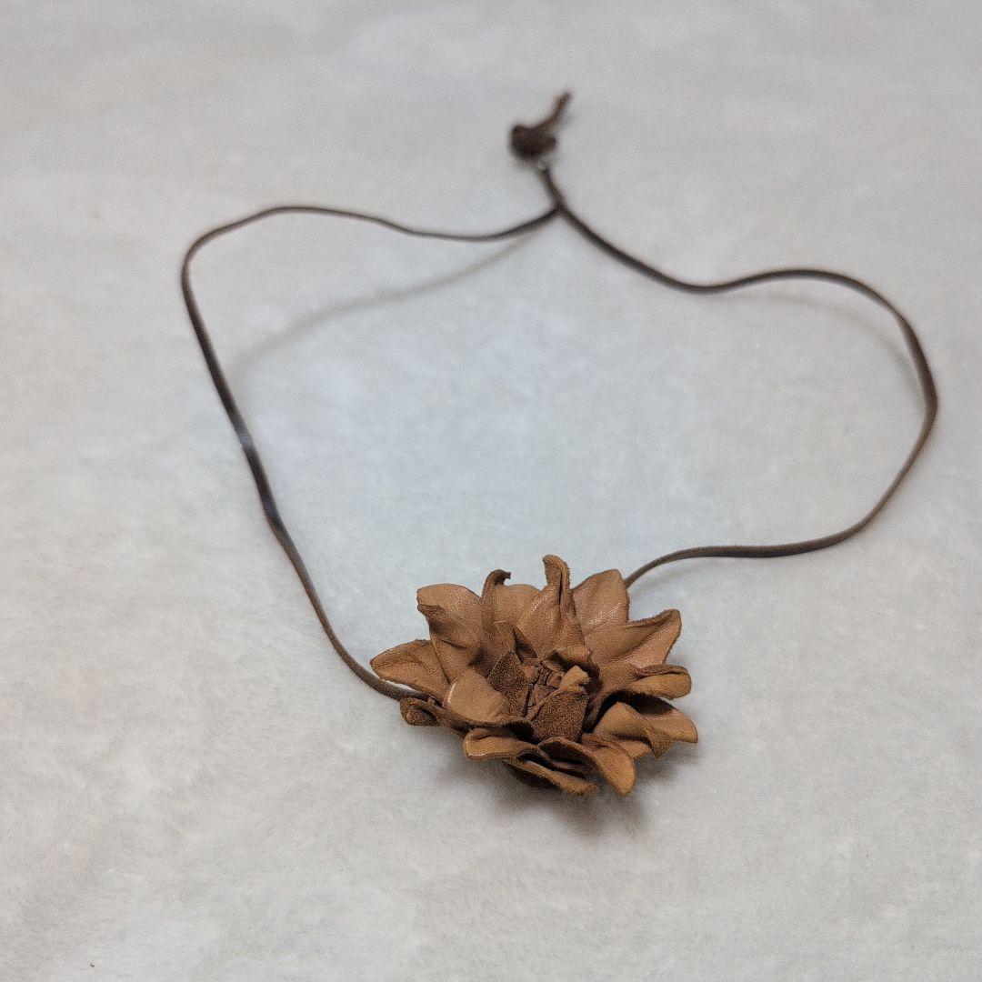 ブラウンレザー花ネックレス