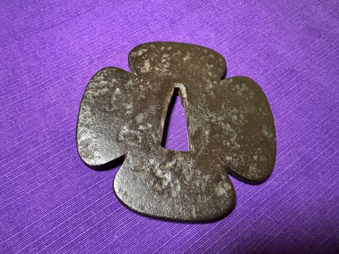 在銘　室町？　花木瓜鉄鐔　信家を彷彿させる名鐔（日本刀装具脇差短刀拵小柄笄目貫