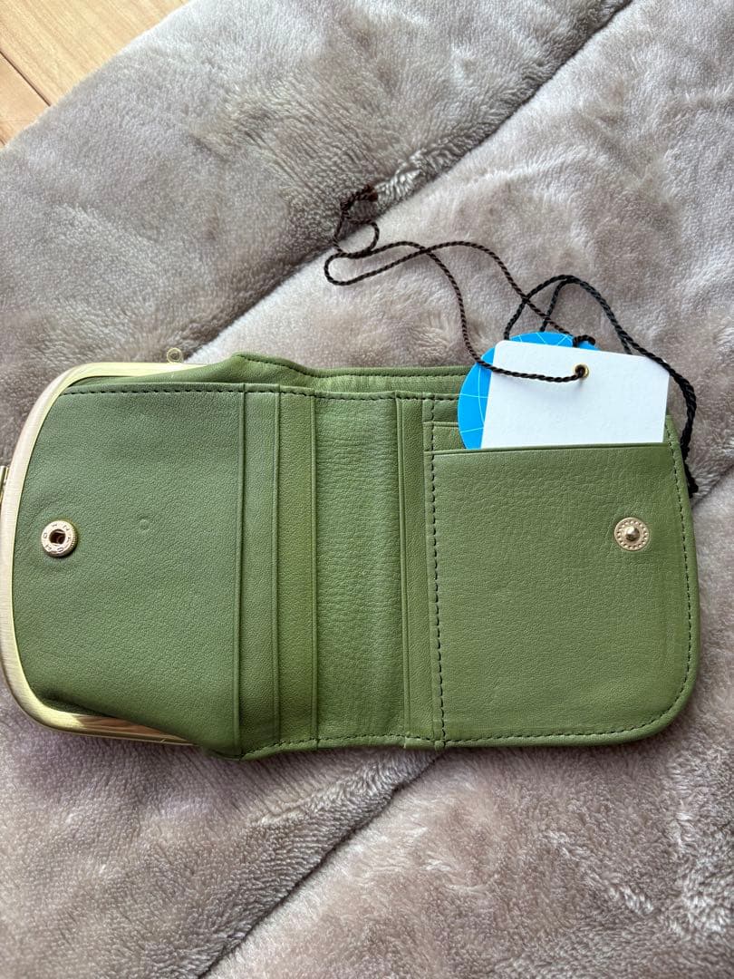 グリーンドット　二つ折り財布 zucchére