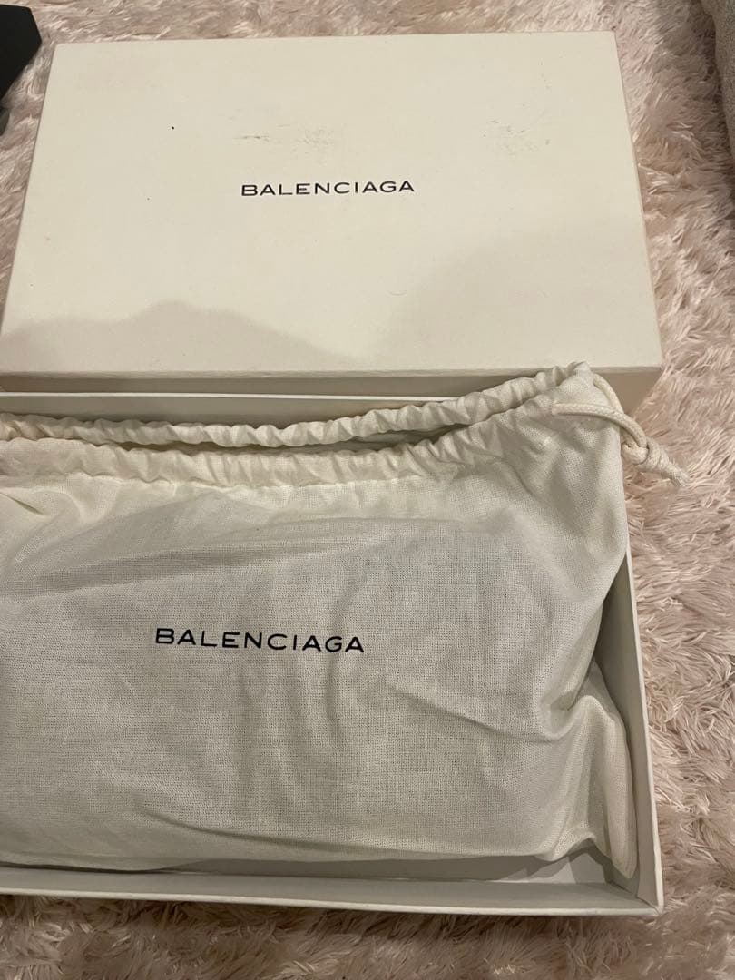 バレンシアガ　ストラップ付き　長財布