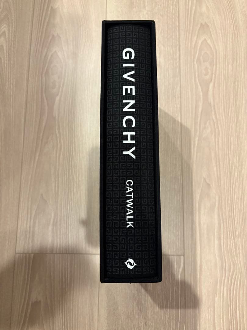 洋書　GIVENCHY CATWALK ジバンシィ