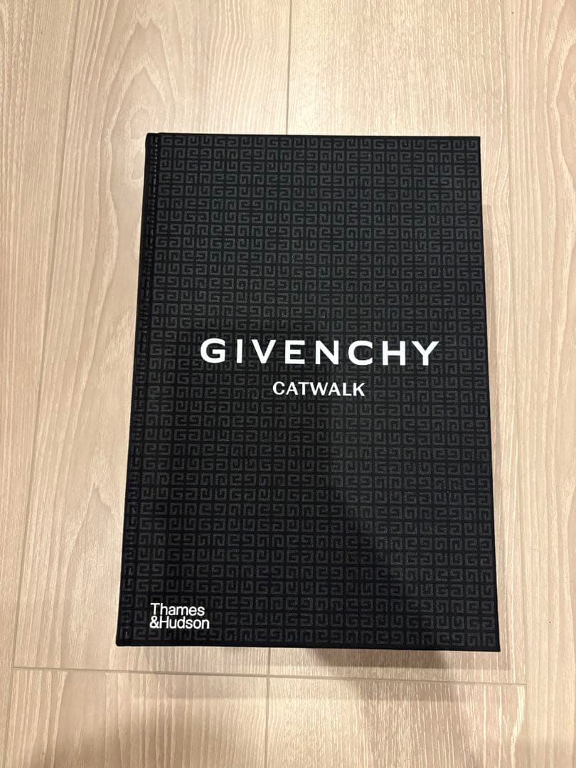 洋書　GIVENCHY CATWALK ジバンシィ